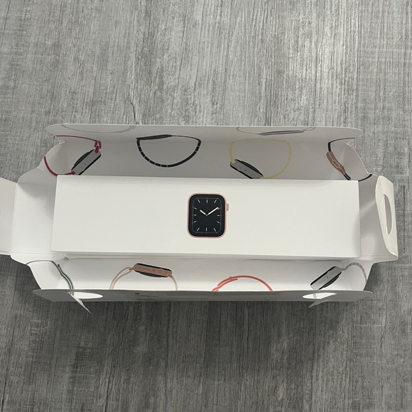 apple watch series 5 44mm (GPS + Cellular) - Picture 2 of 6